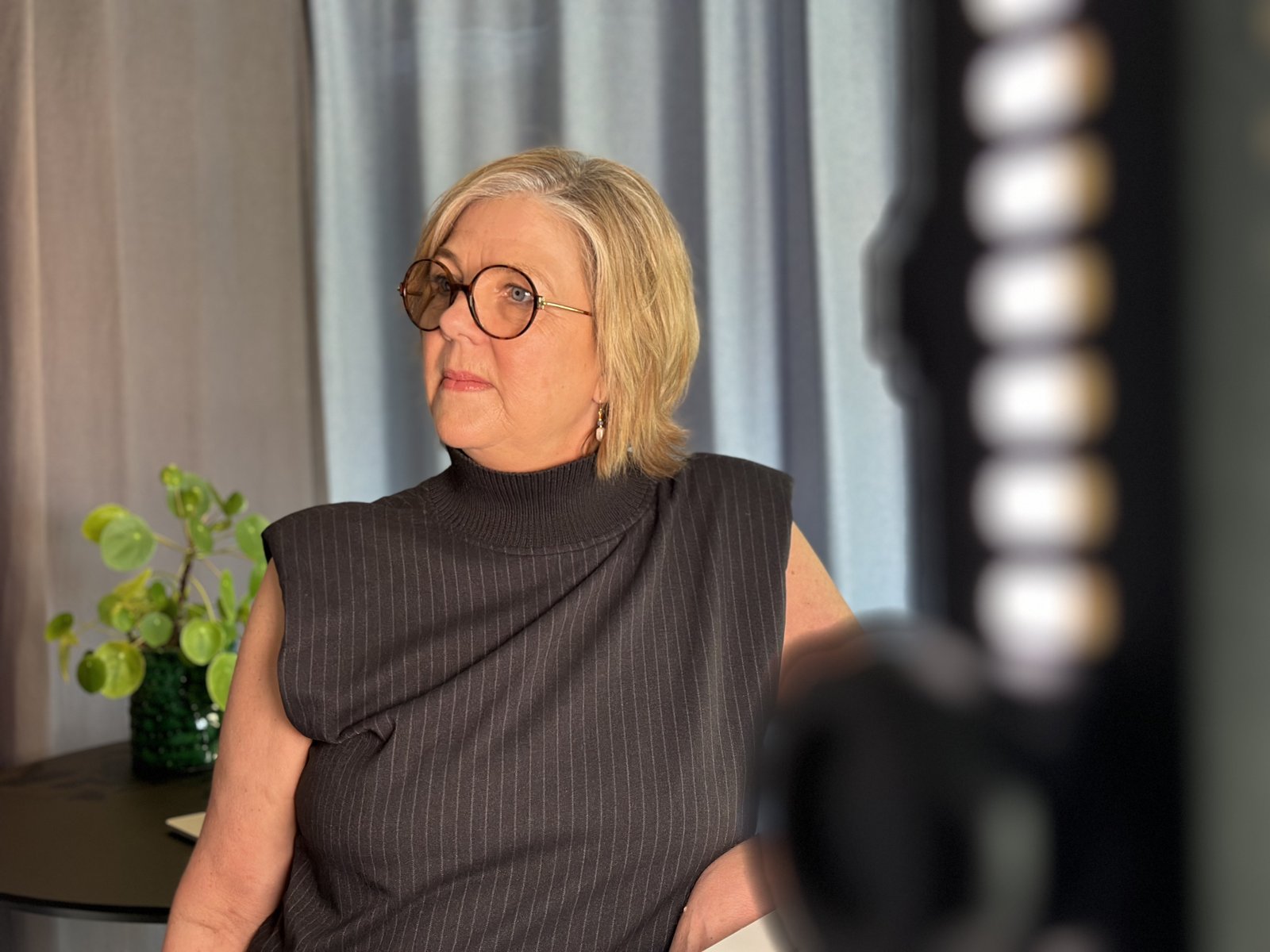 Anne-Mette Rønholt i studiet foran lyssætning