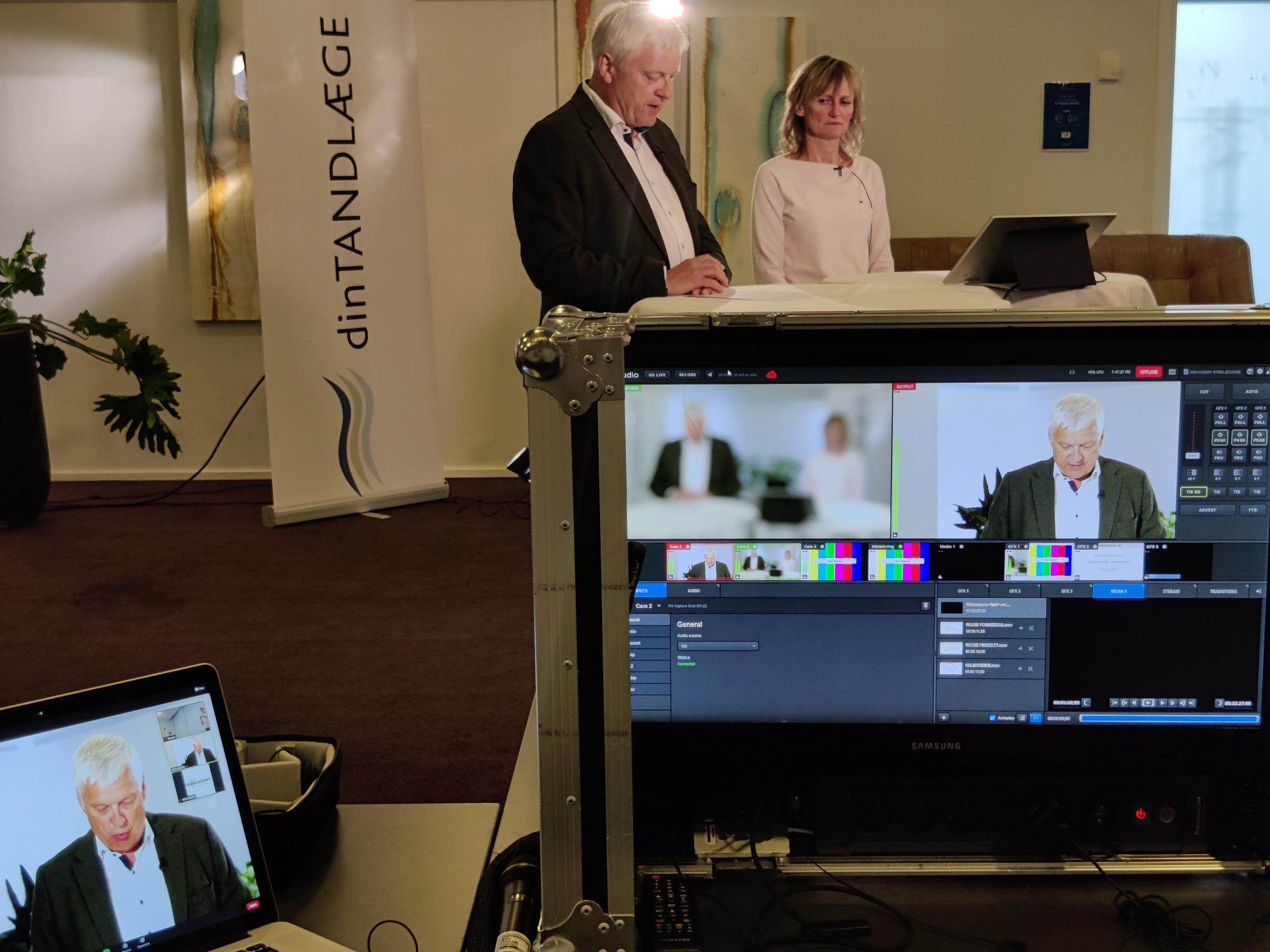 Billedmixer og multiview foran to værter under en live udsendelse hos en kunde