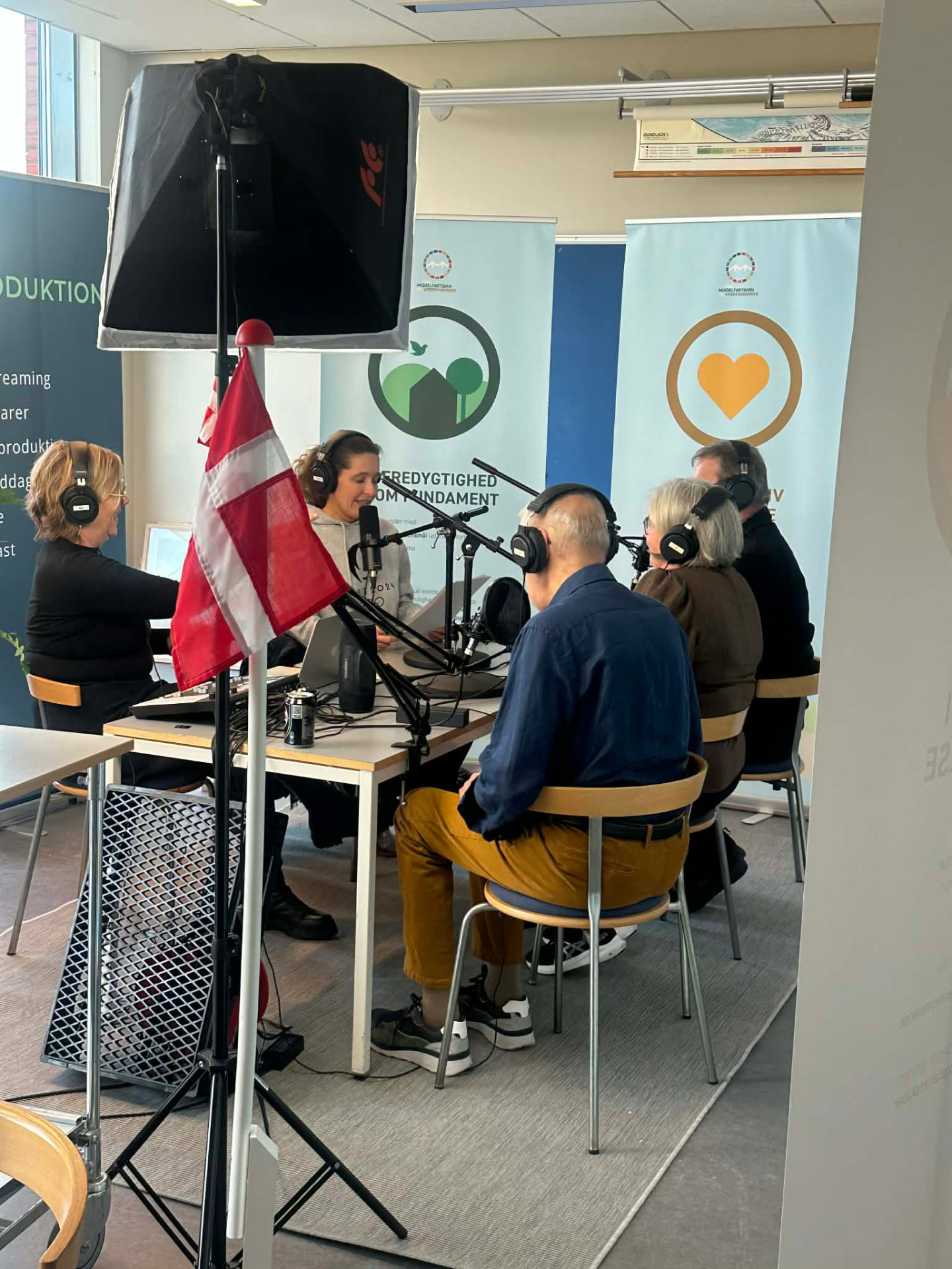 Mobil podcastopstilling med lyssætning, mixer og mikrofonarme opstillet på stedet