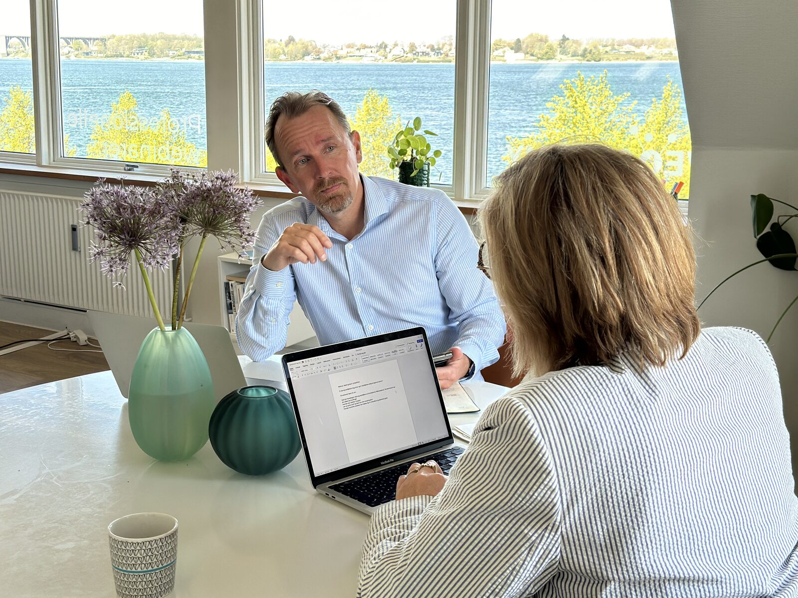 Anne-Mette Rønholt og Thomas Markersen til udviklingsmøde om et digitalt læringsforløb med udsigt over vandet