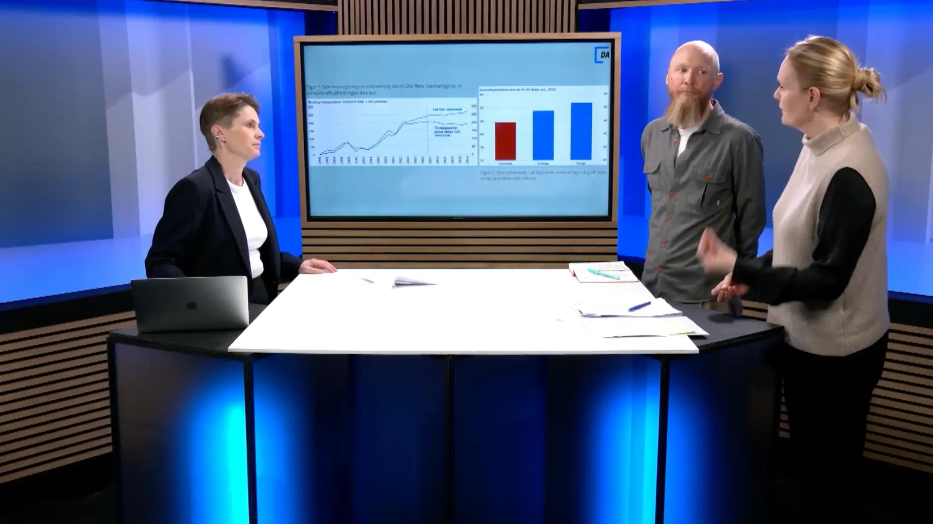 Panel med tre medvirkende omkring studiebord med data på skærmen