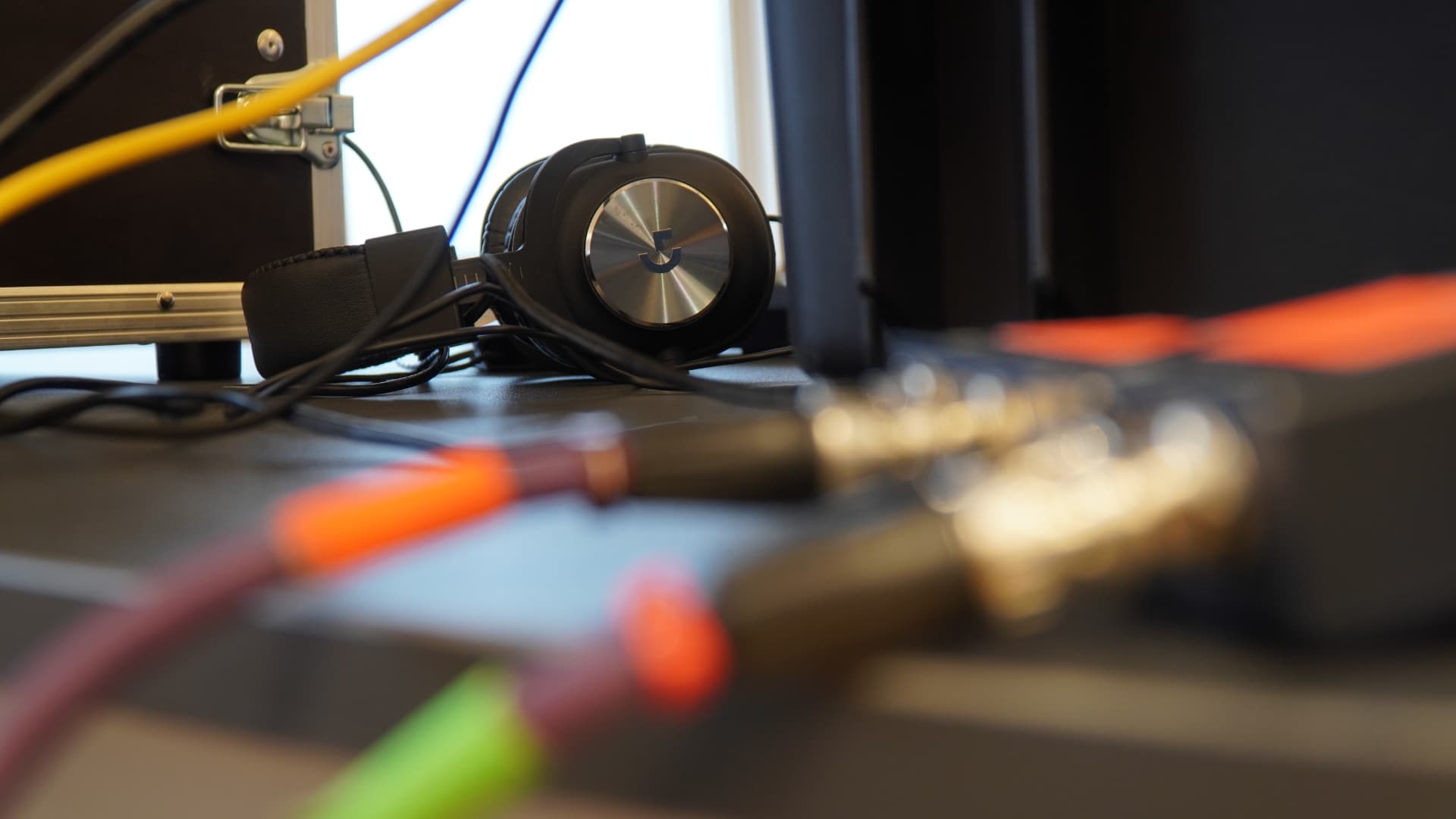 Hovedtelefoner og signalkabler klargjort på produktionsbordet før livestream