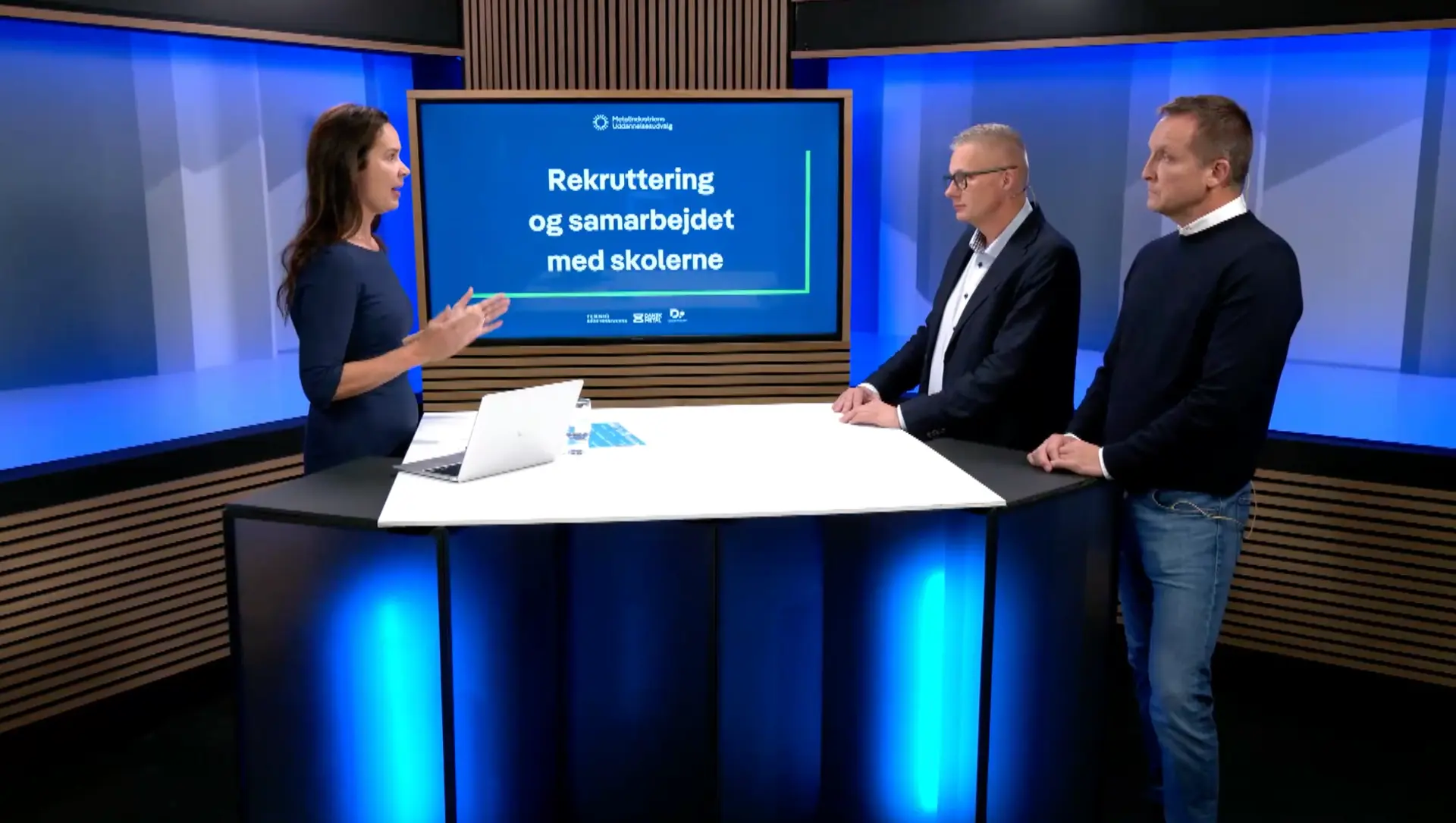 Vært interviewer to gæster i studiet om rekruttering og samarbejdet med skolerne