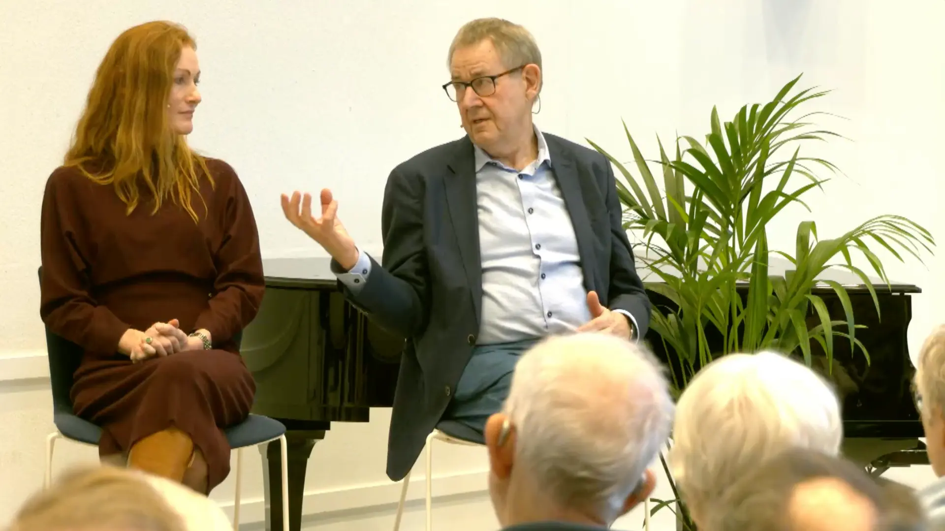 Samtale på scenen foran publikum