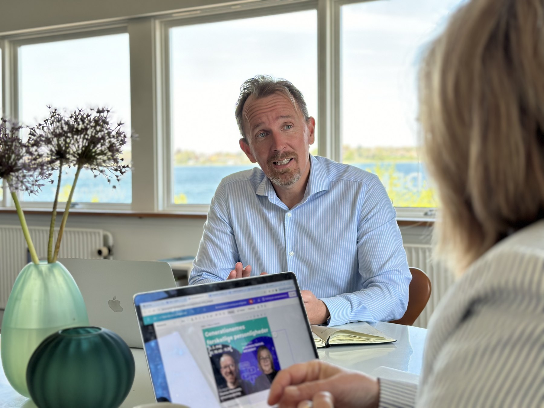 Samtale og forberedelse omkring bordet før udsendelsen