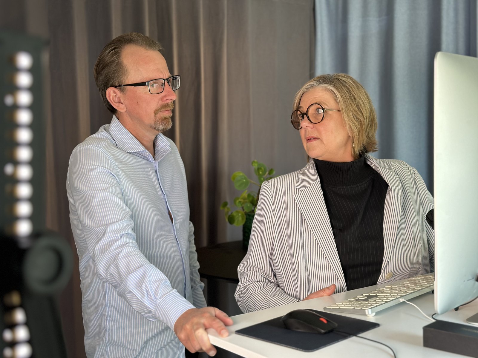 Anne-Mette Rønholt og Thomas Markersen forbereder en produktion i studiet