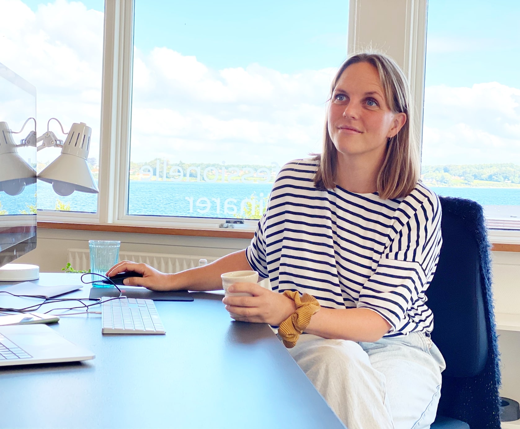 Ane-Sofie Rasmussen ved skrivebordet i Wecademys kontor