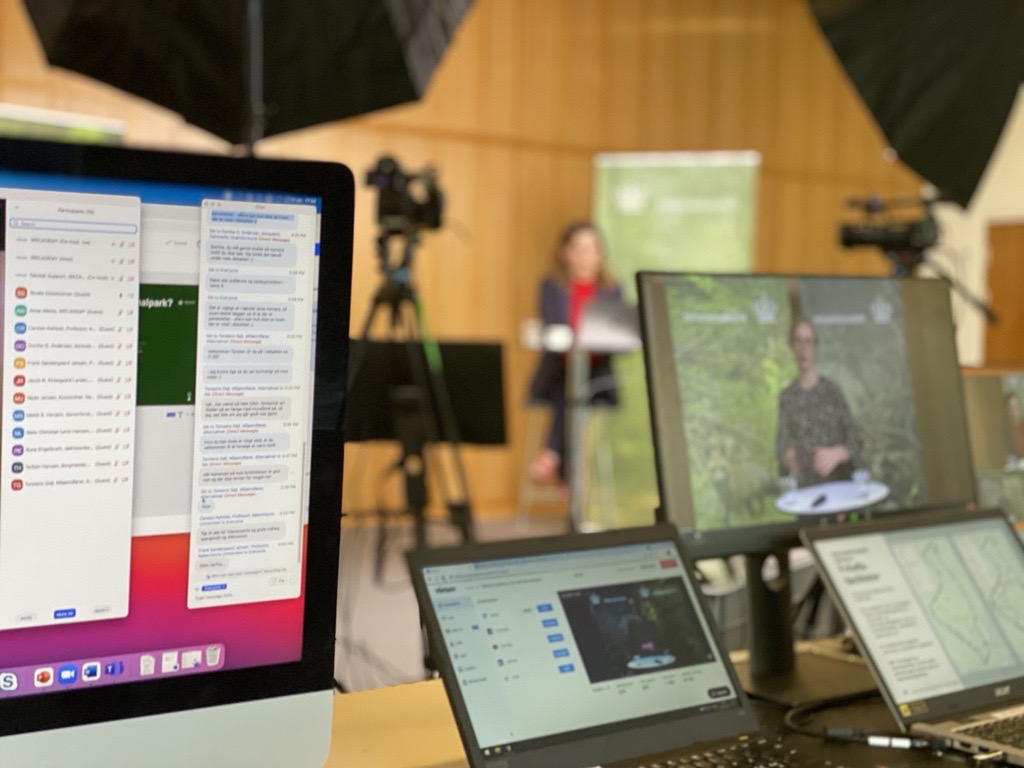 Produktionsopstilling med chat, deltagerliste og monitorer under et online event