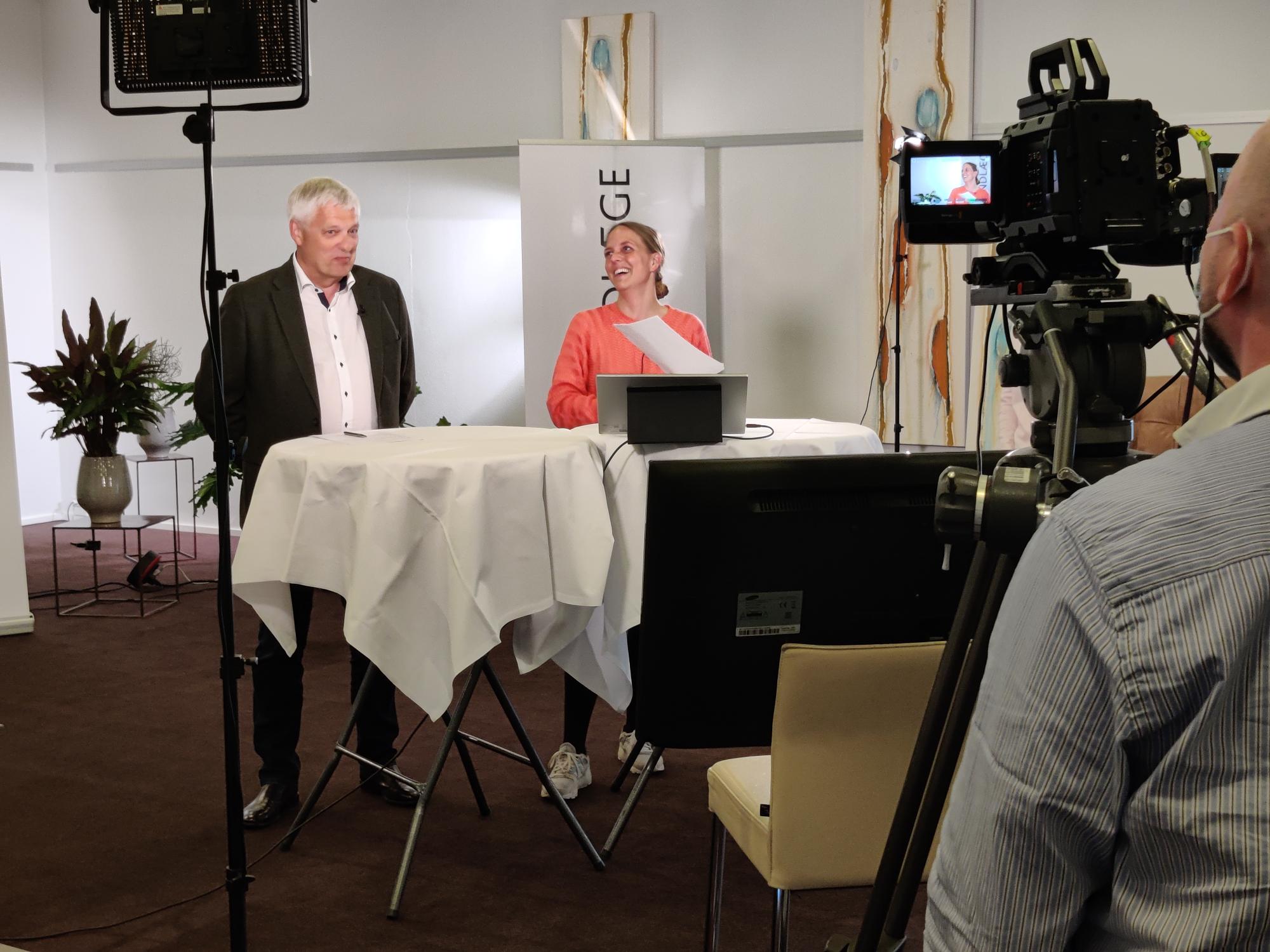 Wecademy rigger kamera, lys og bord op til en live udsendelse hos en kunde