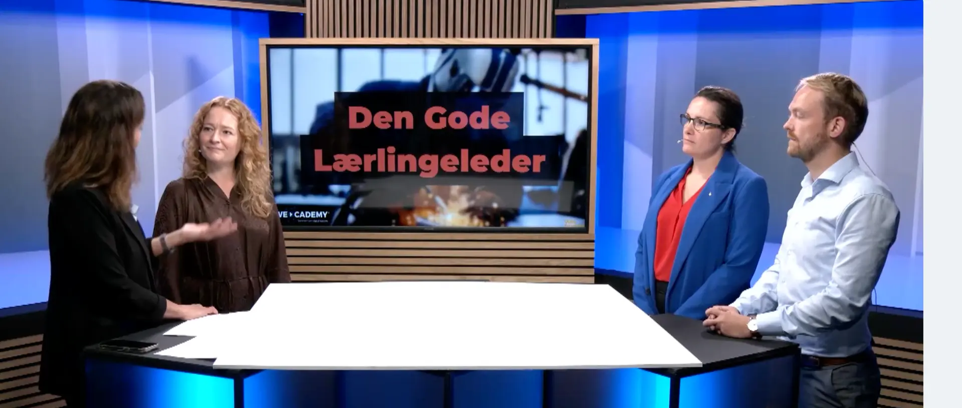 Fire medvirkende omkring studiebordet i Den Gode Lærlingeleder