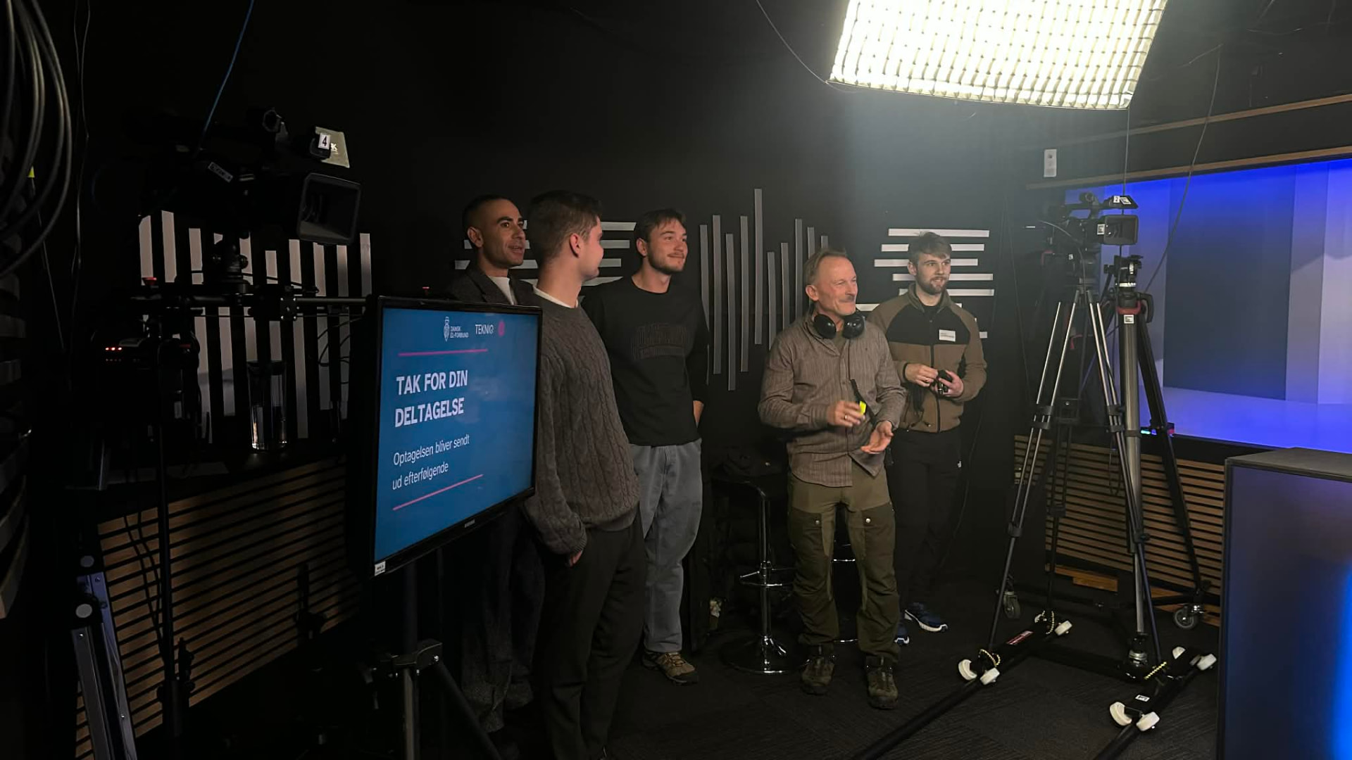 Producerteam og teknikere i arbejde under en Wecademy-produktion