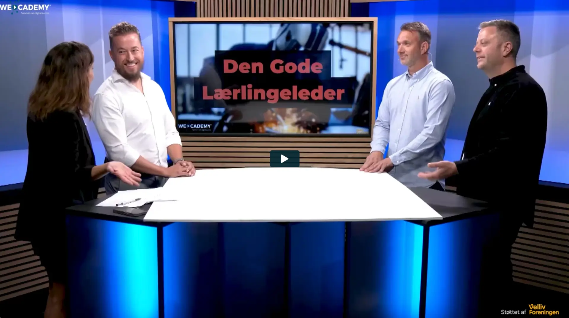 Fire deltagere omkring studiebordet i webinaret Den Gode Lærlingeleder